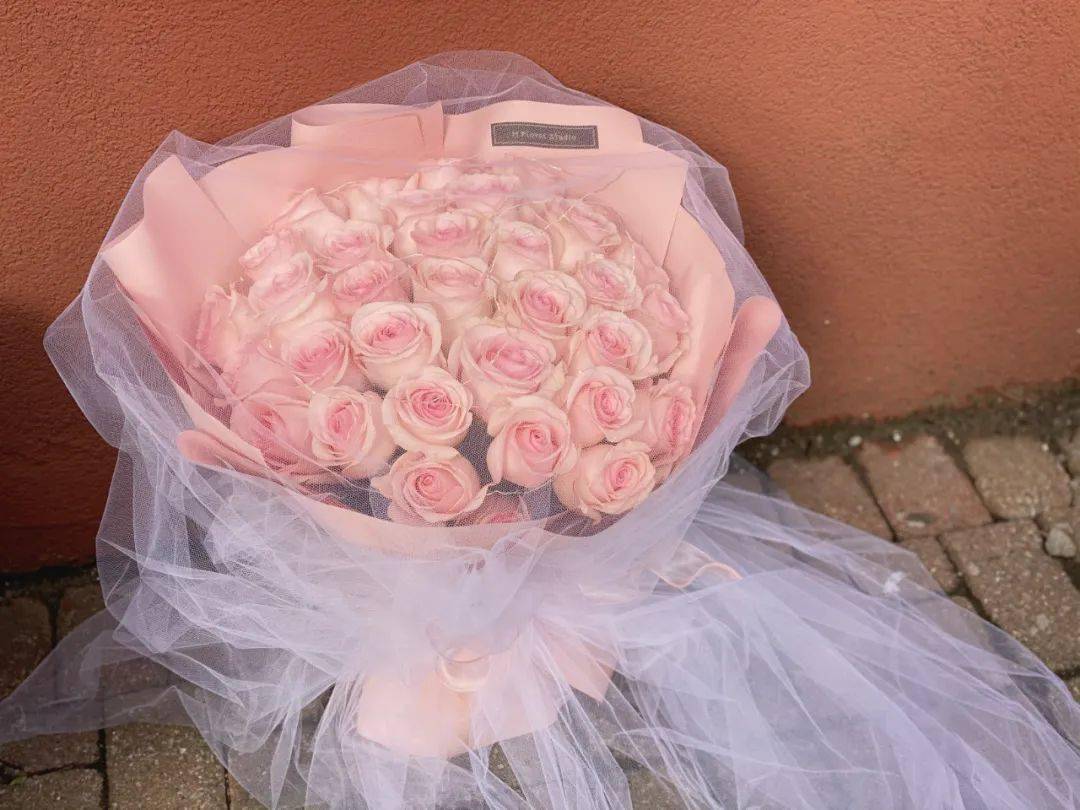 粉玫瑰花语是感动,爱的宣言,铭记于心,初恋和喜欢你那灿烂的笑容,代表
