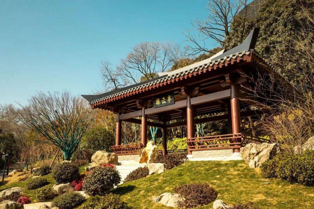 龟山南坡新修了古色古香的拂云亭.