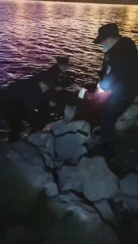 【现场视频】昨晚除夕夜,巢湖大桥附近一女子掉落湖中