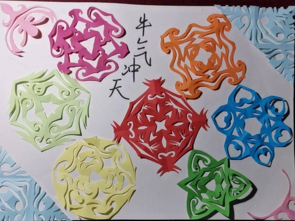 浮雕剪纸通过不同颜色的纸张叠加在一起,然后用剪刀创作.