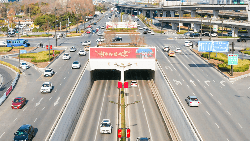 华润苏果超市(集庆门大街店)金鹰特惠中心春节前夕,南京全城多处大屏