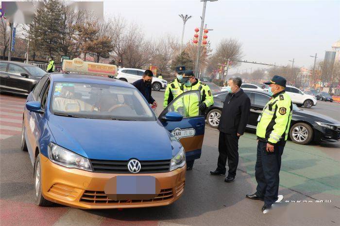 查扣违规经营巡游车 在朔州火车站站前广场,执法人员对运营的巡游出租