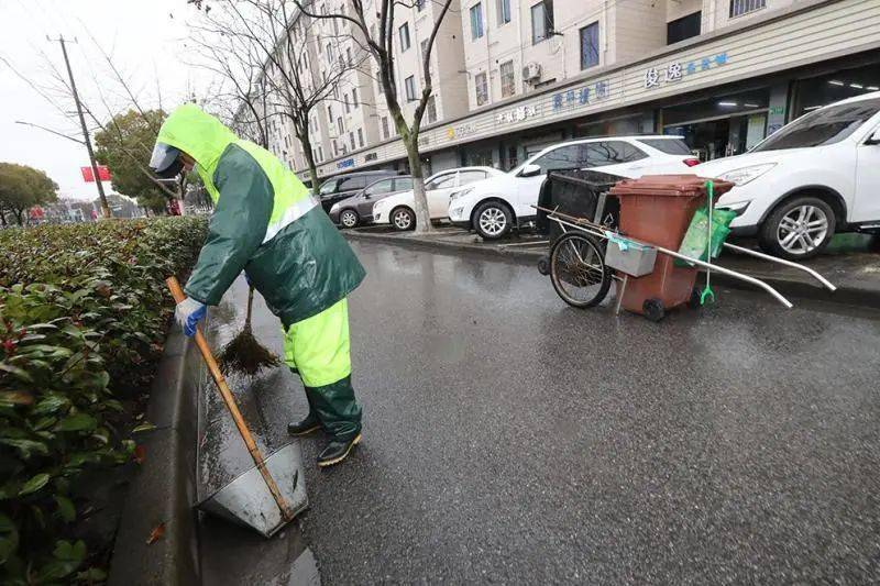 他们是"城市的良心",上海环卫工人坚守岗位,确保干净整洁过春节