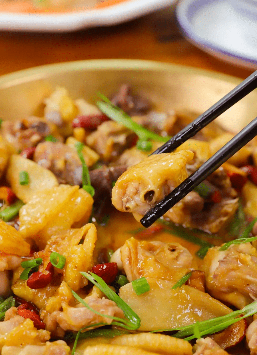 大大的铜盘蒸出来的鸡肉色泽油亮,香味浓郁口感清新又有嚼劲不少熟客