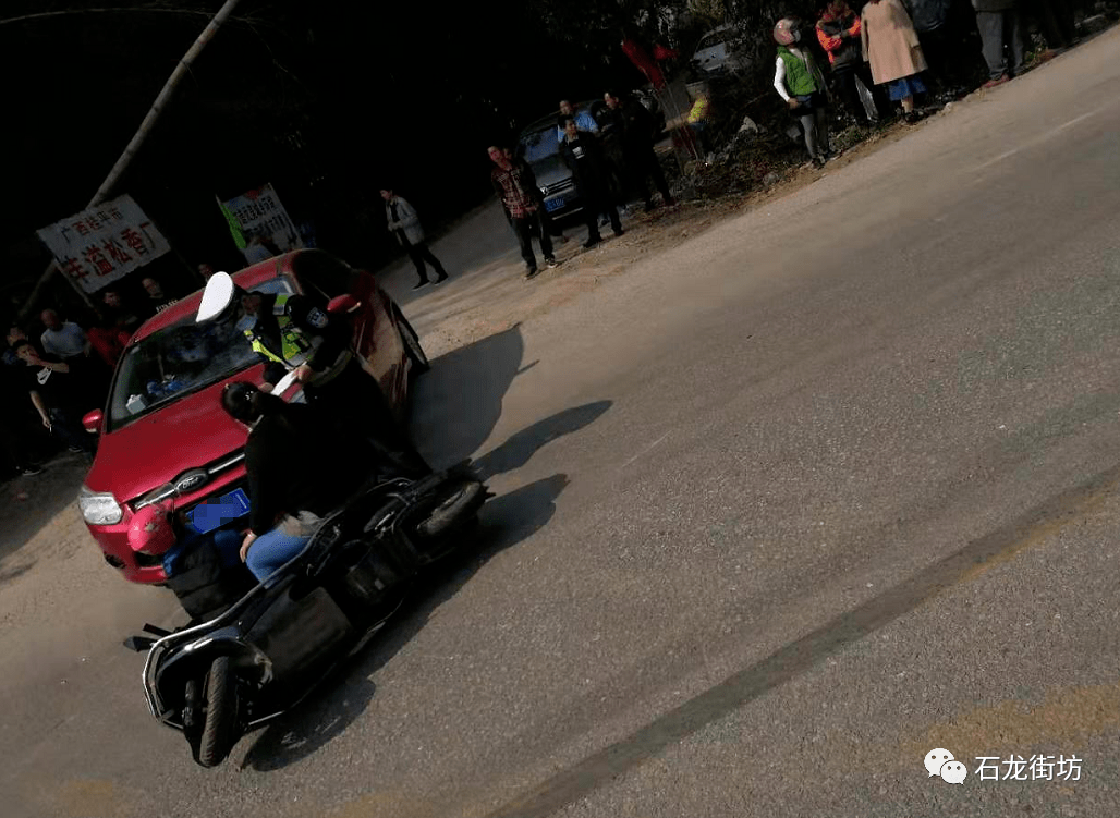 情人节,桐柱江路段小车和电车"吻上了",万猪场小车又落田?