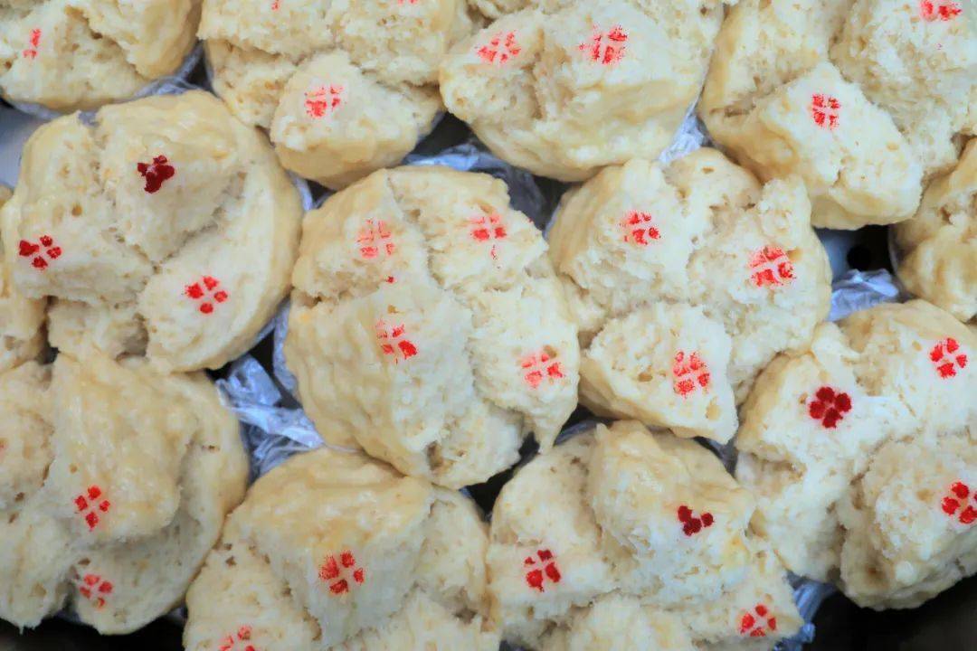 这种由地瓜和糯米粉混合做成的甜点, 个个浑圆如球,大小均衡,色泽金