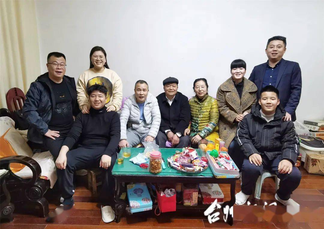 两家人合影