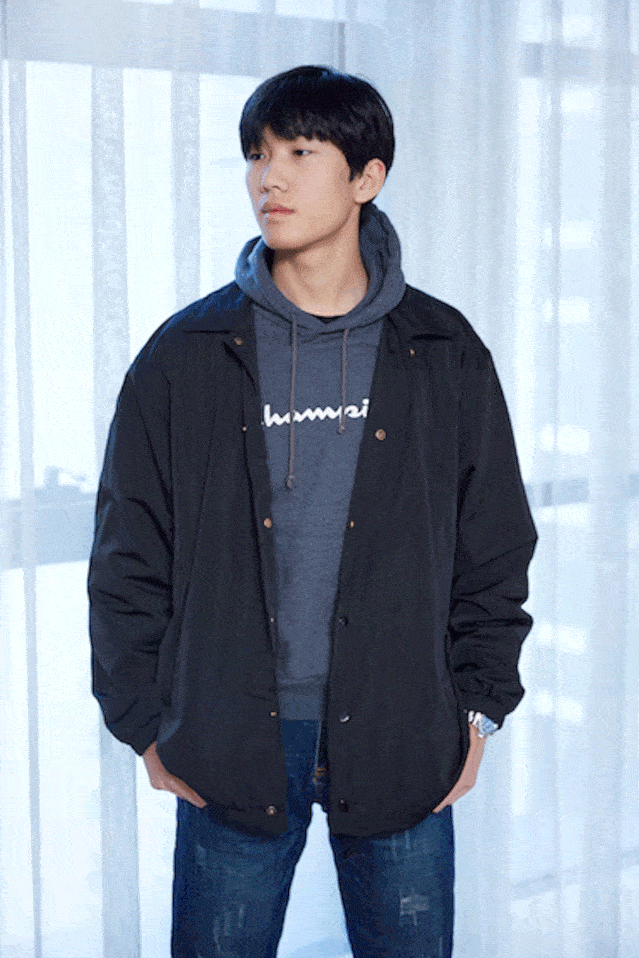 女模特身高172厘米,体重110斤,穿l码 男模特身高187厘米,体重138斤