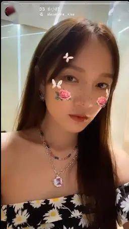 火遍ins的蝴蝶滤镜,孟佳已经用过好几回了,绝对是她自拍的最强cp,可可