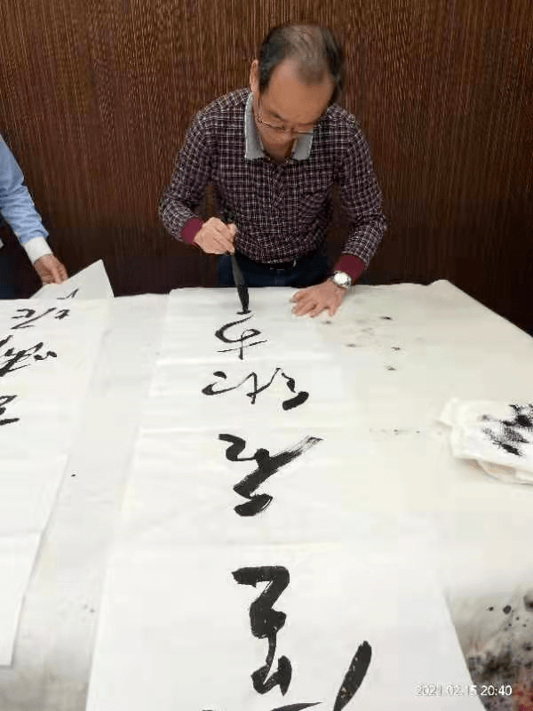 新堂酒楼大厅满堂春馨,灯火辉煌,深圳市诗词学会杨文才会长,廖国森,周