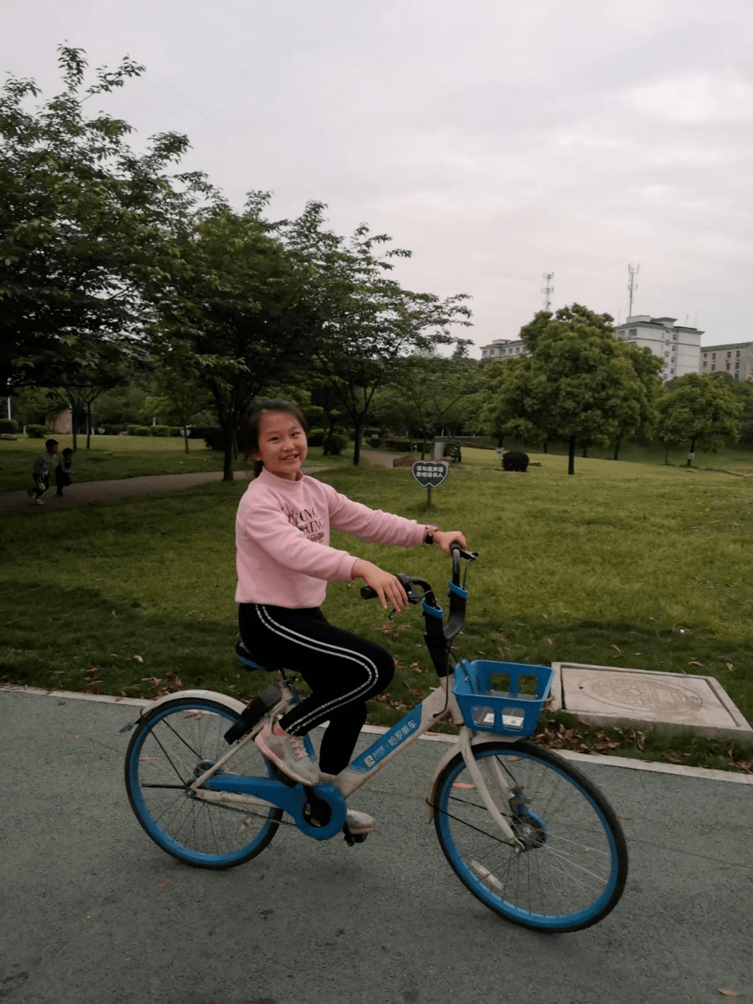 塘东澜湾小学红领巾小健将主题活动之六年级学生成长小目标学骑自行车