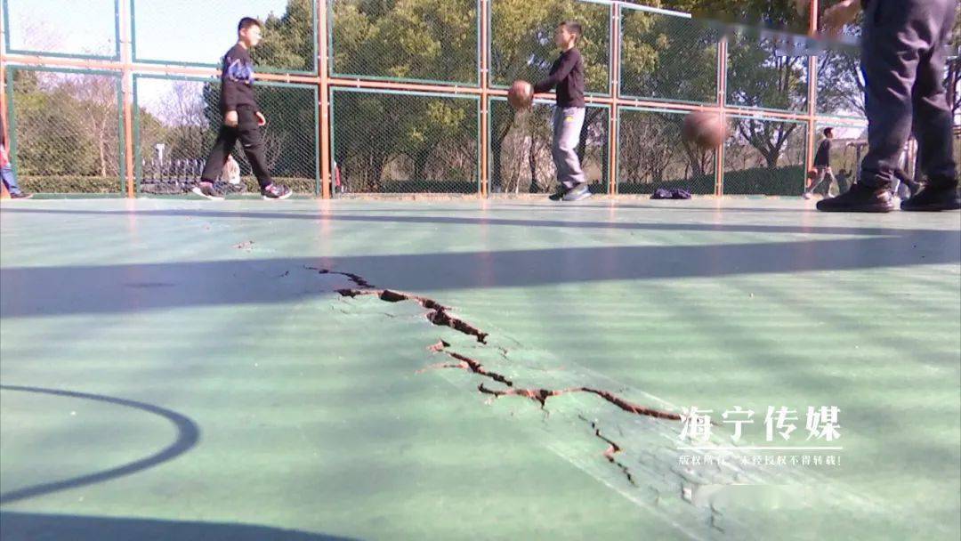 闸门坏掉 不少 设施被破坏 市民沈先生主动和"潮帮办"记者说起了篮球