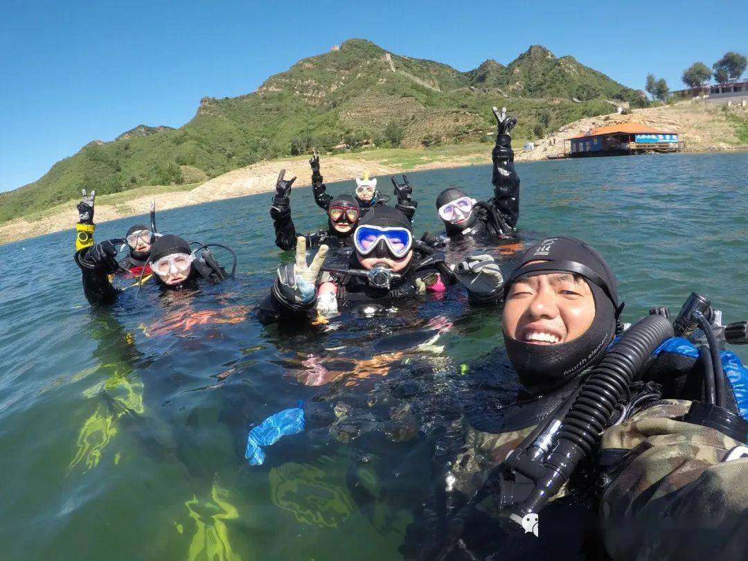 潜入独一无二的潘家口水下长城_潜水员