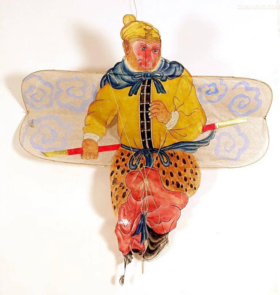"硬膀"风筝翅膀坚硬,吃风大,飞的高 "软翅"风筝柔软,飞不高,但飞的远