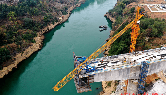 2月21日,记者来到建设中的贵南高铁红渡红水河双线特大桥工地,距离