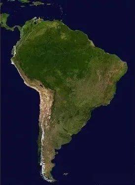 南美洲西部边缘是世界最长的山系,中东部平原高原相间分布.