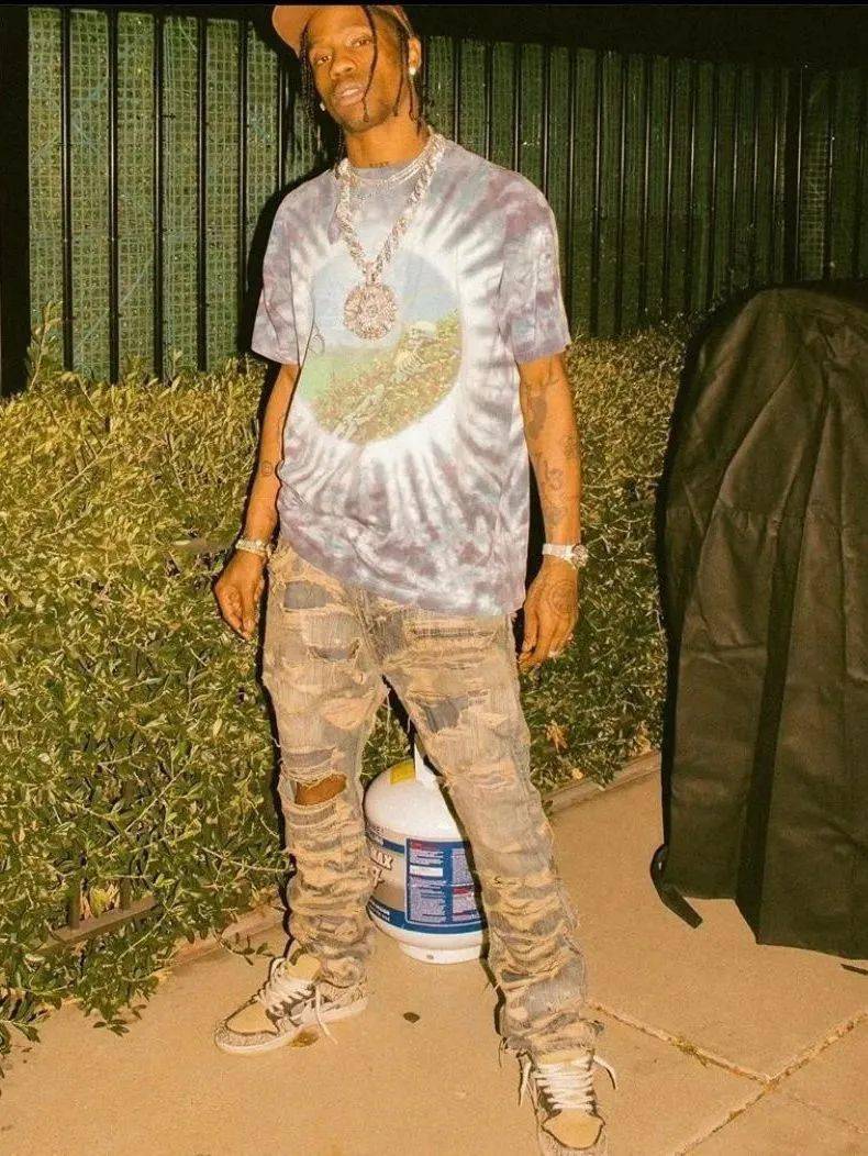 travis scott 蟑螂,travisscott蟑螂 相信这张照片便是最佳的注解,travis scott在去年万圣节当天化身为了"