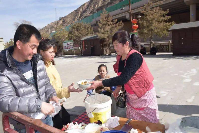 正月初十早上,在绥德县张家砭镇郝家桥村的一户院落里,窗格上的剪纸