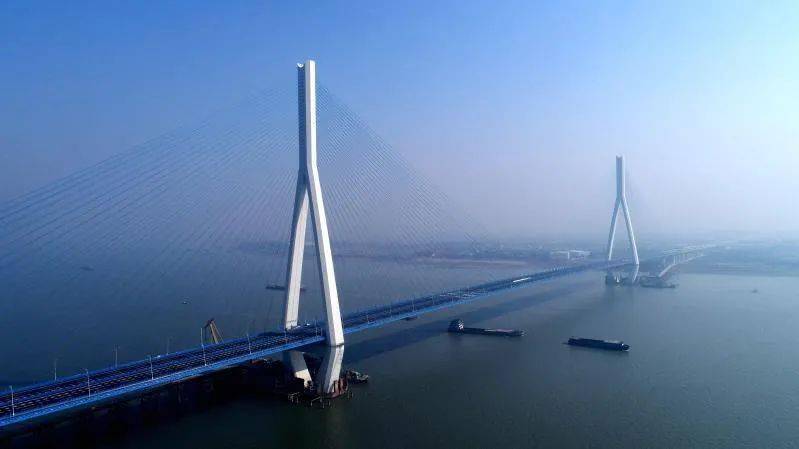 是武汉市的第九座长江大桥,位于武汉军山长江大桥和白沙洲大桥之间,是