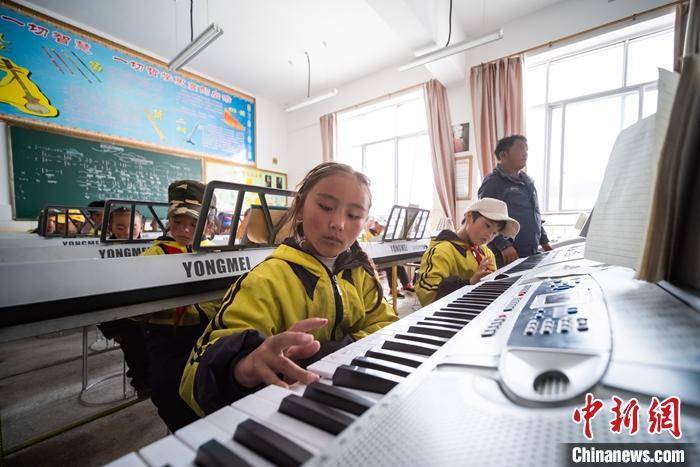 资料图为西藏拉萨当雄县龙仁乡中心小学学生正在上音乐课.