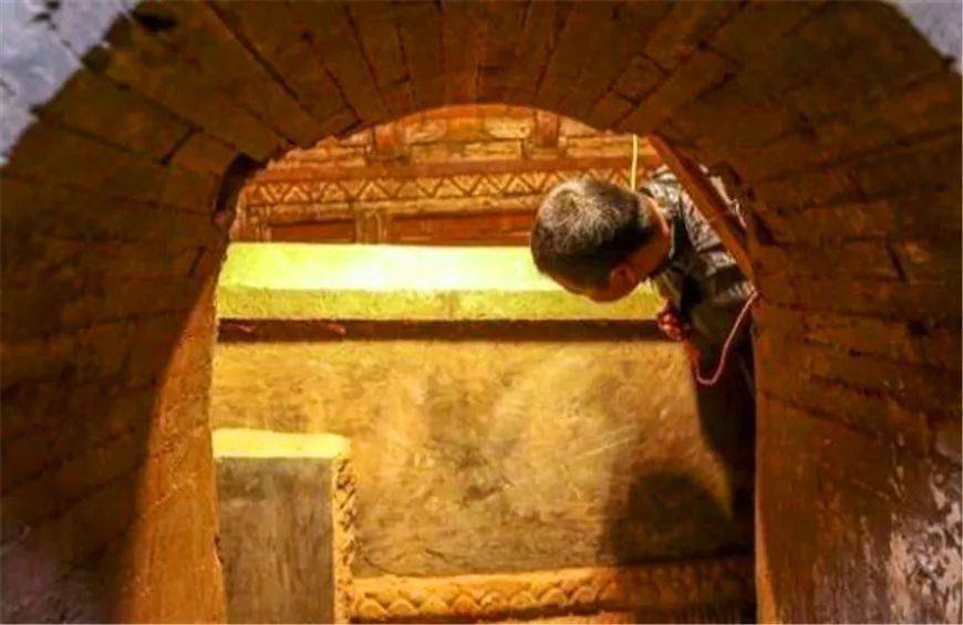2012年贵州发现一座古墓,连棺材钉子都是金的,墓主是何人