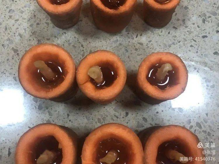 胡萝卜制成的灯盏比玉米面的更美观,精致.