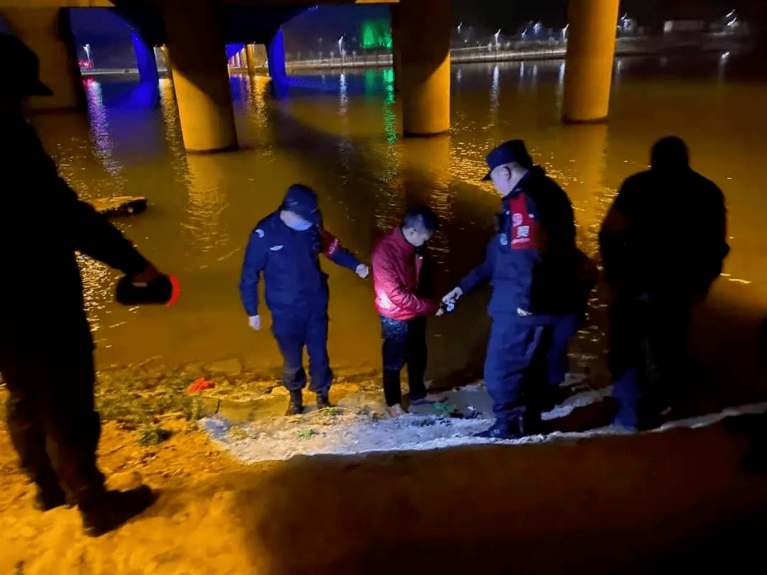 昨夜四桥突发!又一男子欲跳河轻生,然后