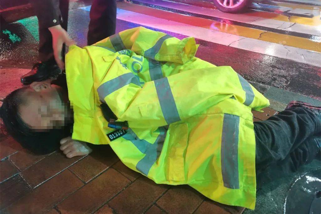 男子雨夜醉卧街头新密交警脱衣为其遮雨保暖