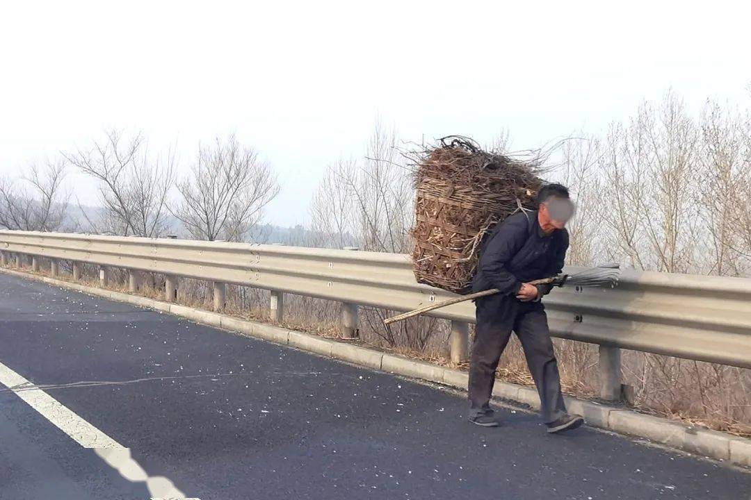 近日,记者在丹锡高速公路看到,竟然有打柴人和行人在应急车道通行