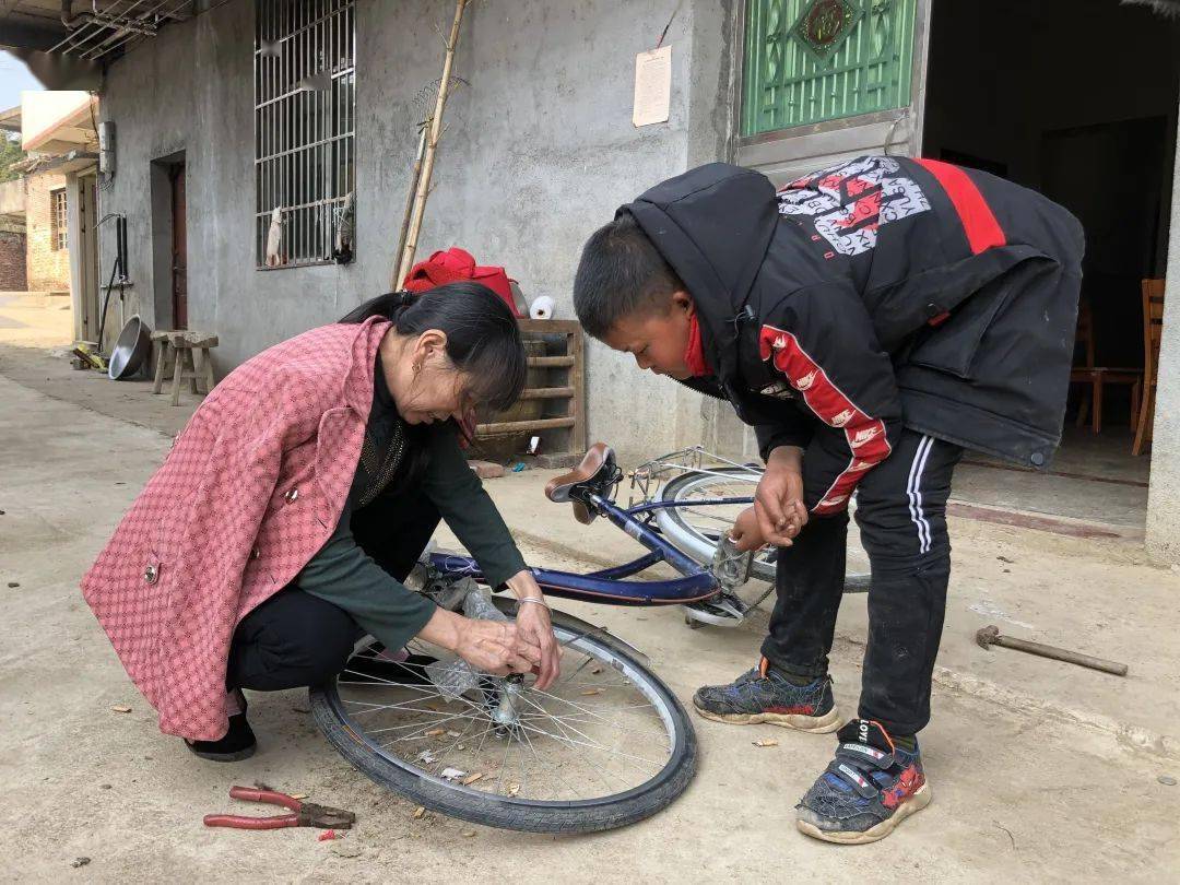 哥哥范小勇最近喜欢上了一辆自行车.新京报记者曾金秋摄