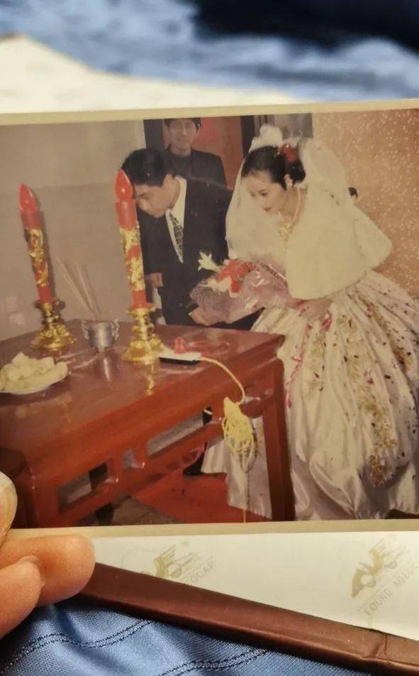 萧山一姑娘翻出爸妈1997年的结婚录像这场面好有年代感网友笑着看完