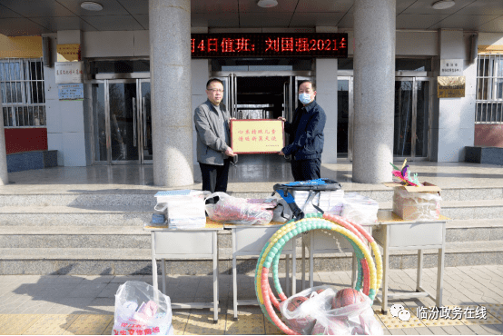 临汾市特殊教育学校校长吴笃贤代表全体师生对临汾市政务服务中心支持