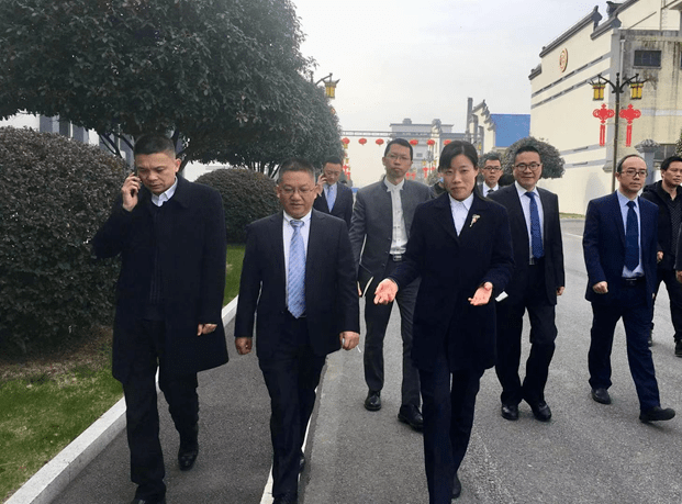 冯兴龙等一行莅临明光酒业考察