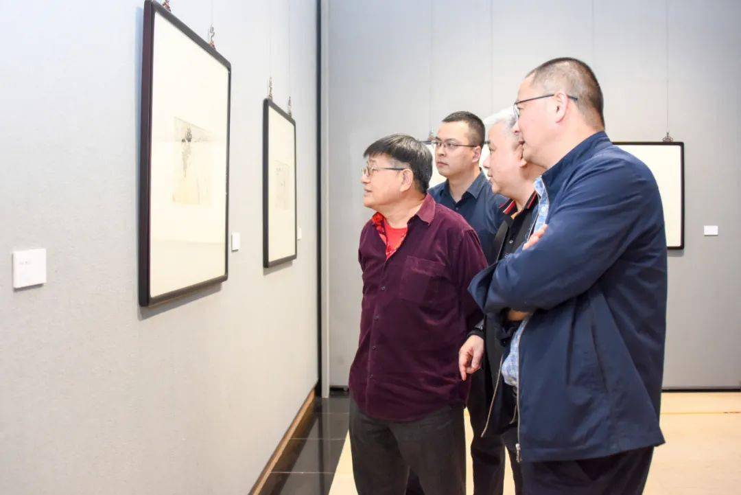 嘉宾合影 展览现场 常熟博物馆馆长吴文雄为观众介绍作品 常熟博物馆