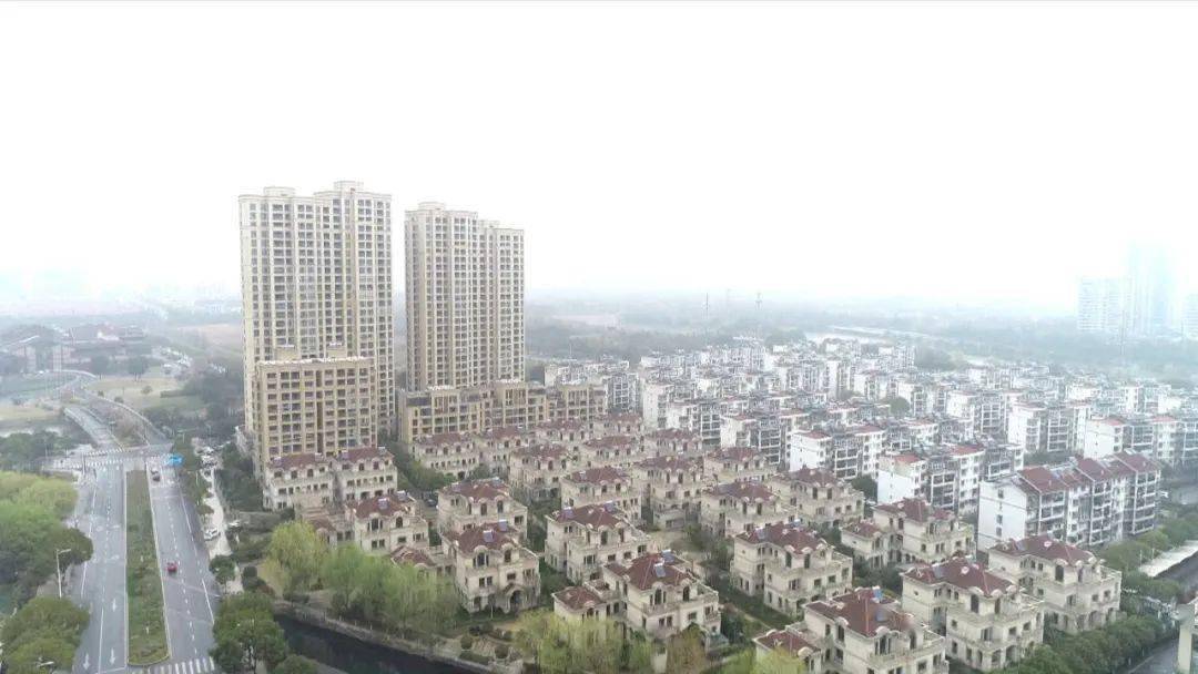 嘉盛龙庭小区在秀洲区聚贤路上,紧邻希尔顿逸林酒店,离新安国际医院