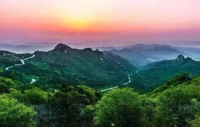 昆嵛山 昆嵛山横跨威海,烟台两市,峰峦连绵百里,林深谷幽,风景秀丽.