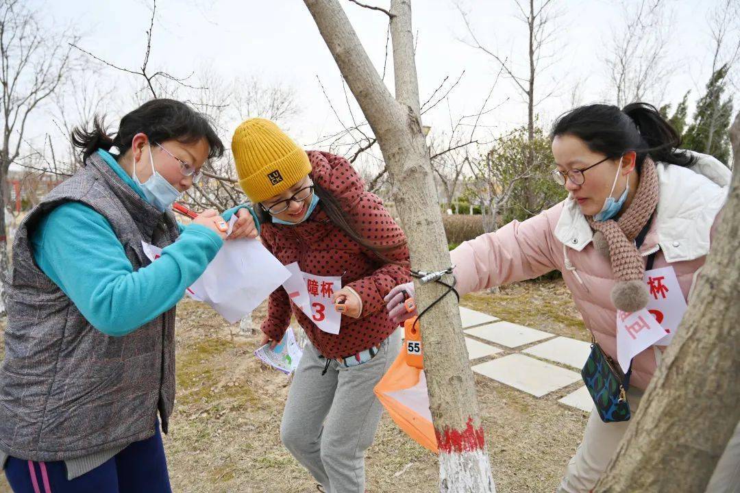 料峭春寒挡不住她们热情的脚步