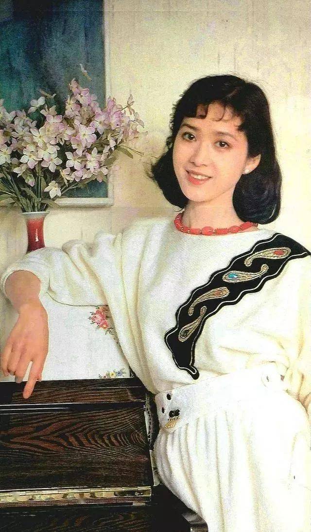 90年代的挂历美人,满满都是回忆_贾育平