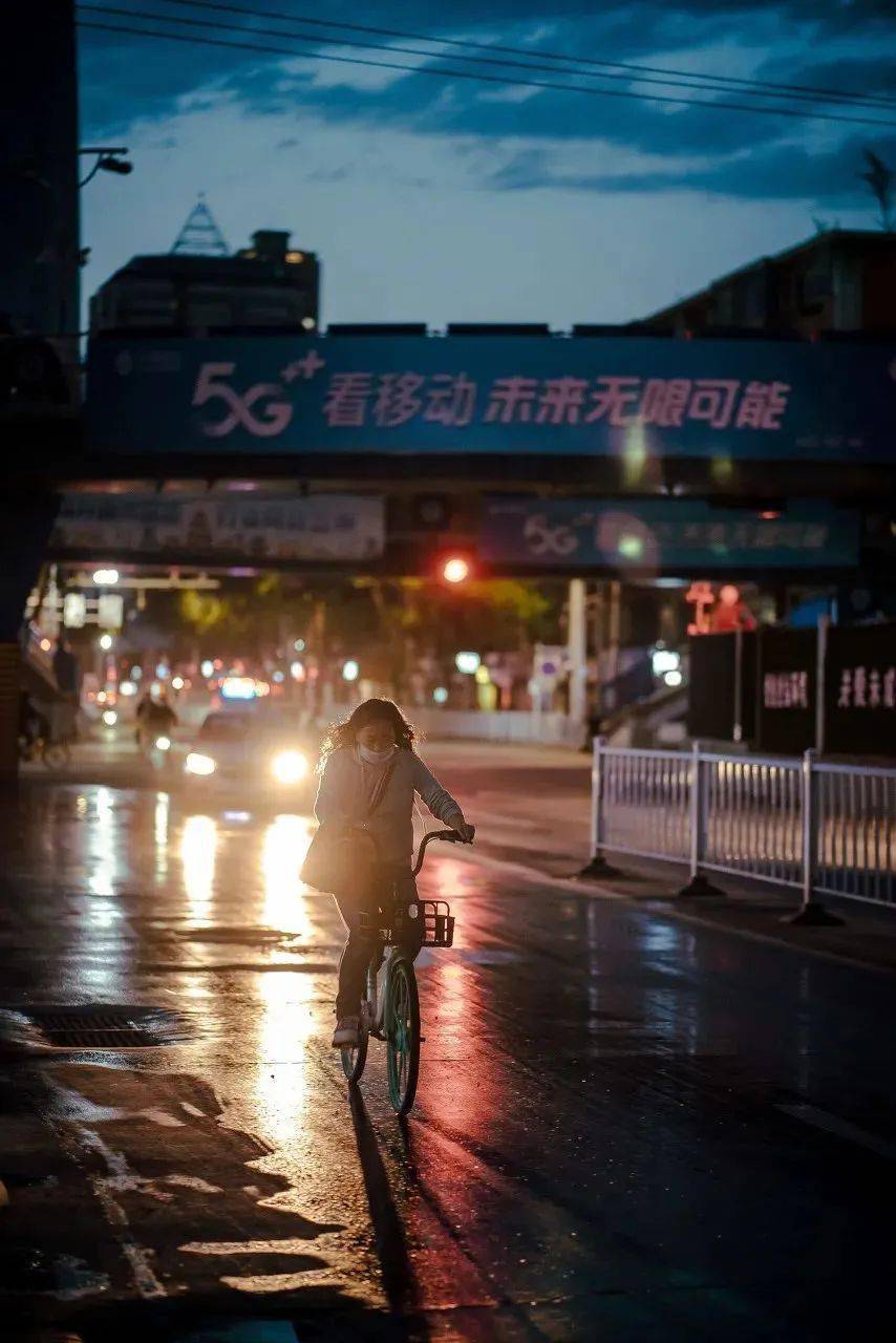 歌,唱给所有背井离乡的,拥有着抱负的年轻人,想出走城市看一看外面