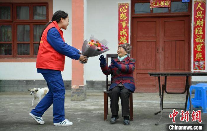 梁玄给103岁的杨学彬老人送上祝福的鲜花 刘忠俊 摄