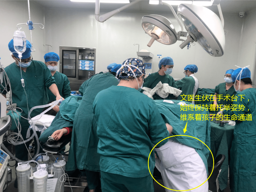 到达手术室时,医务人员迅速接应将产妇移至手术床上,一边安抚产妇
