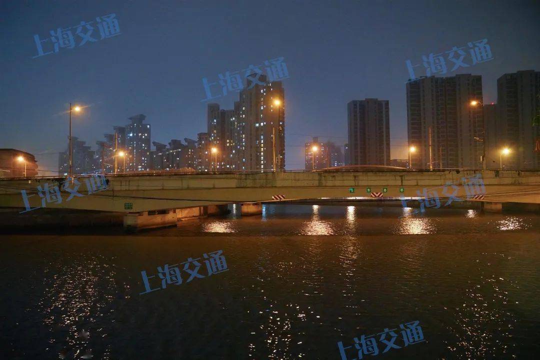 长寿路桥15普济路桥14夜幕降临,灯火流光溢彩,景观喷雾在灯光下云雾