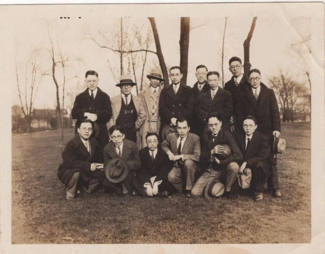 1927年吴景超与中国留学生合影(吴景超为第三排右起第二人)