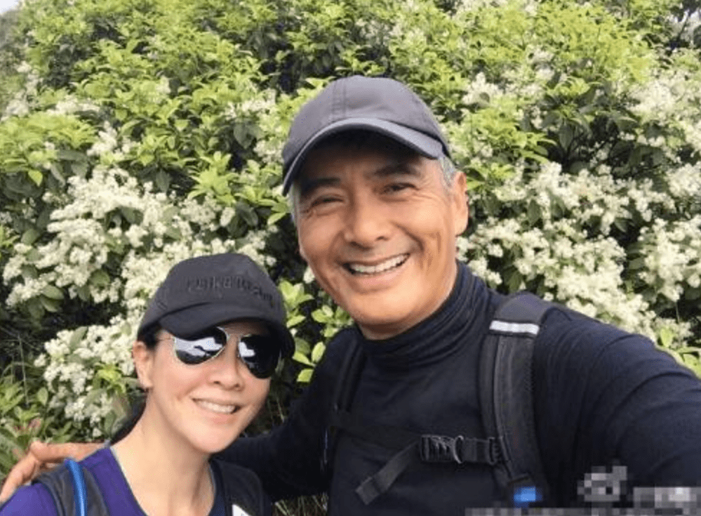 66岁周润发与苗侨伟夫妻跑步,满头白发脸色蜡黄,精神却很饱满