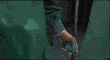 搞笑gif:姑娘你的头发油光锃亮的,最少有一个月没洗了