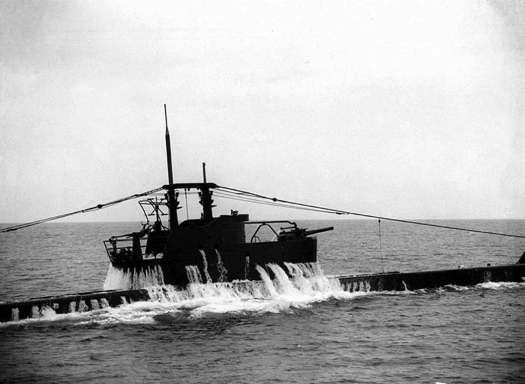 塔兰托的黎明静悄悄二战英意潜艇与鱼雷艇在北非航线上的角斗