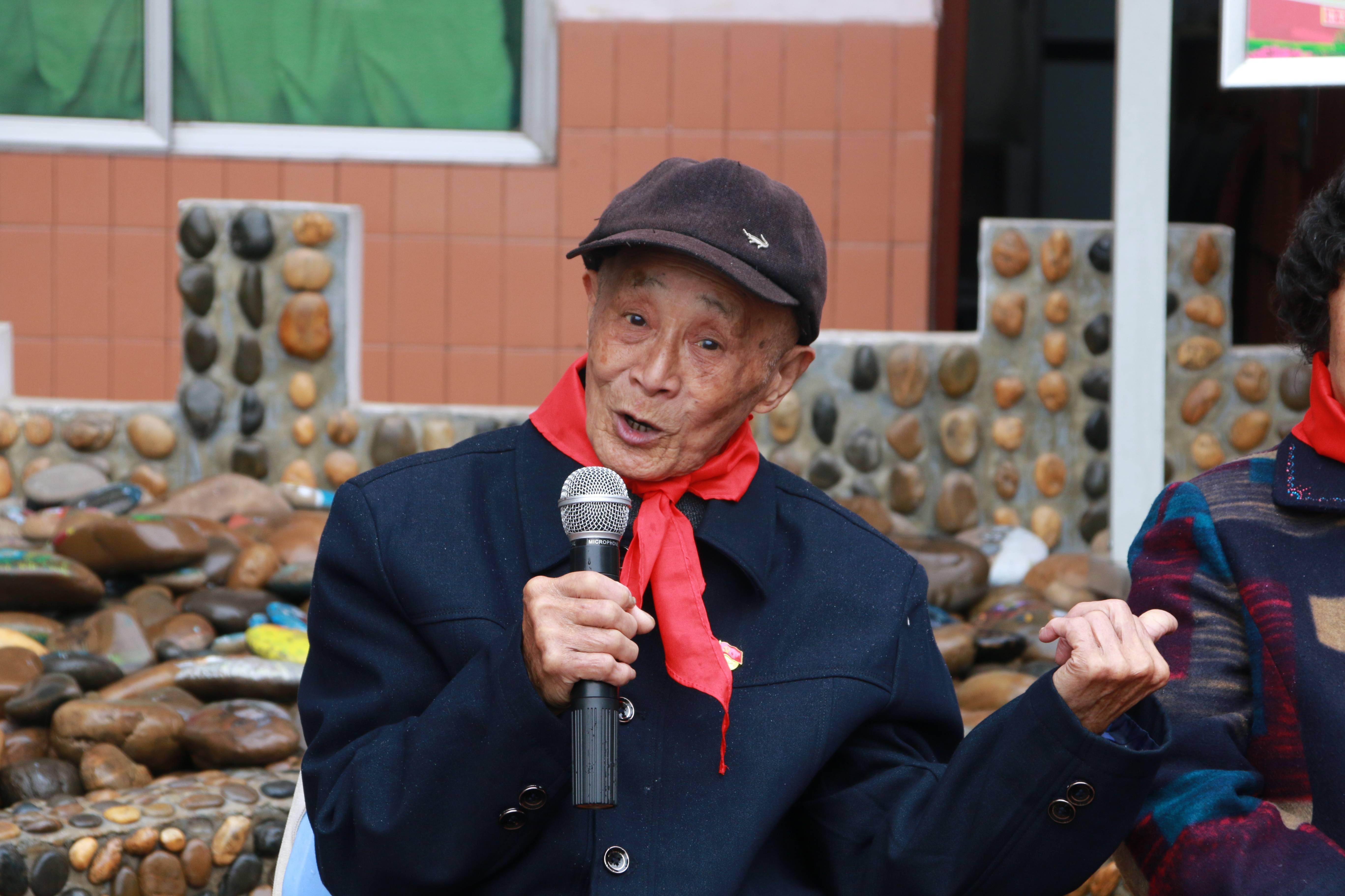 北碚三位老党员走进施家梁小学讲党史