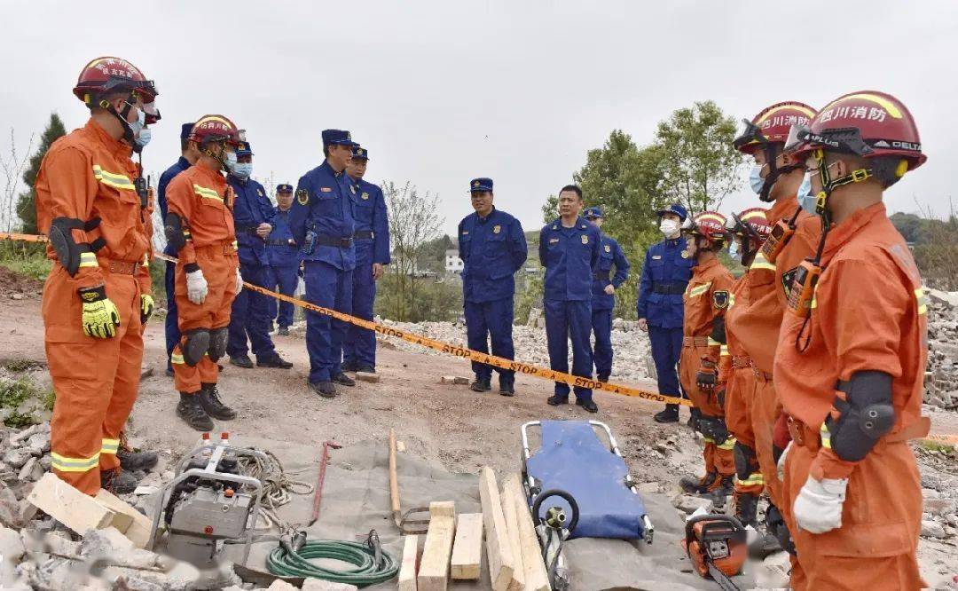 汶川地震公民行动报告--紧急救援中的ngo_地震救援车_地震救援现场最感人的瞬间