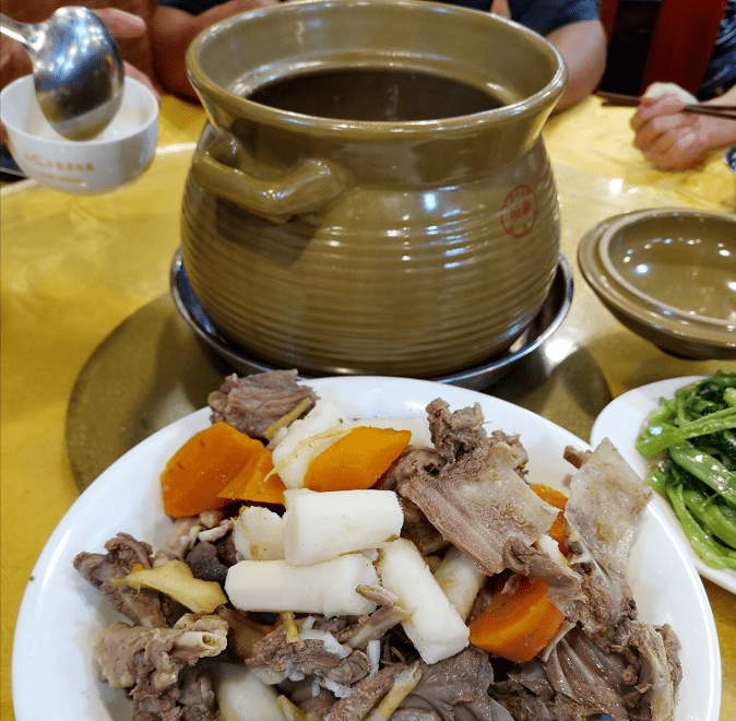 台山鸡爪芋煲生鱼汤鸡爪芋是台山的土特产之一黄黄的看上去像生姜?