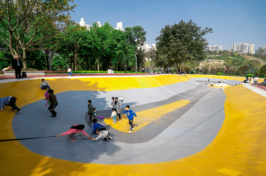 种类型的城市体育项目时尚又刺激的滑板运动场地在公园里还藏有一处滑